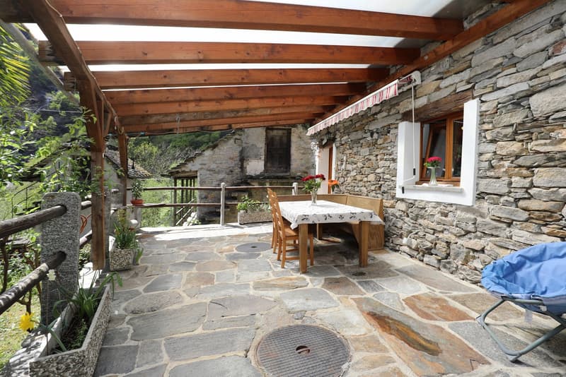 Large rustic house in a quiet location in the beautiful Verzasca valley (5)