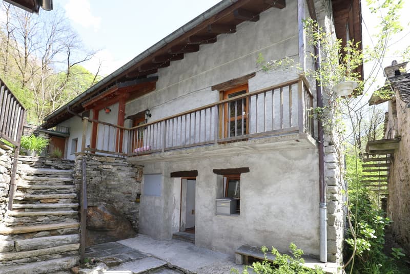 Large rustic house in a quiet location in the beautiful Verzasca valley (3)