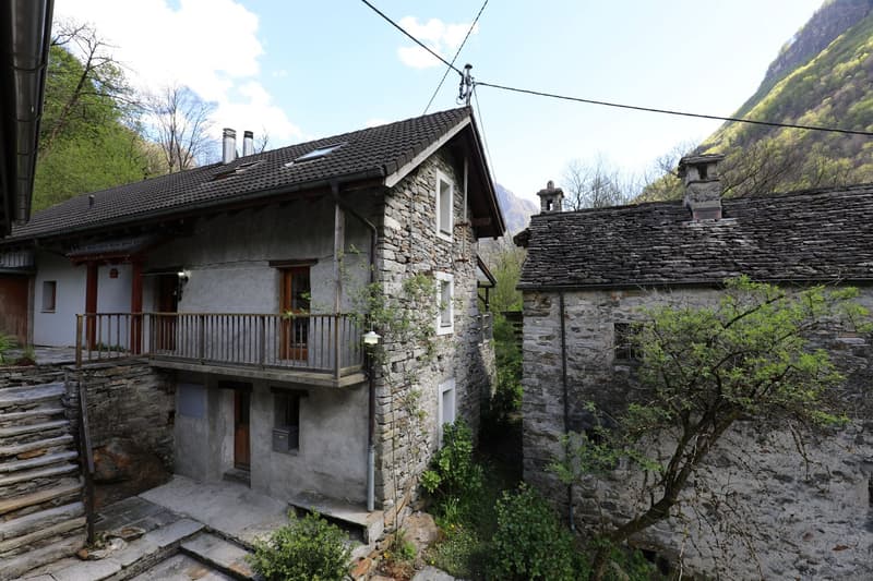 Large rustic house in a quiet location in the beautiful Verzasca valley (17)