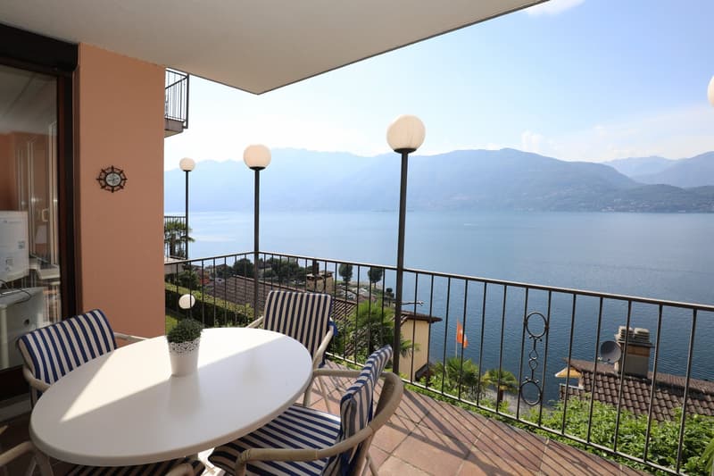 2-bedroom apartment with a magnificent view of Lake Maggiore (2)