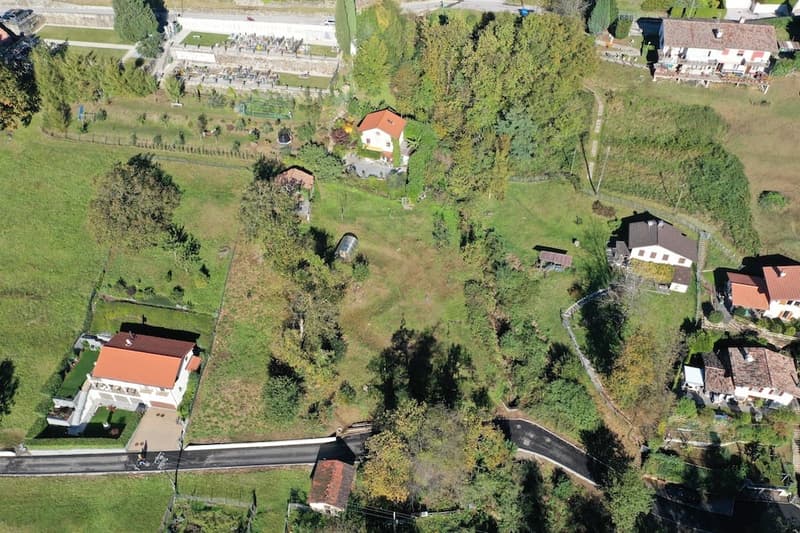 Terreno edificabile con licenza edilizia approvata in zona tranquilla (1)