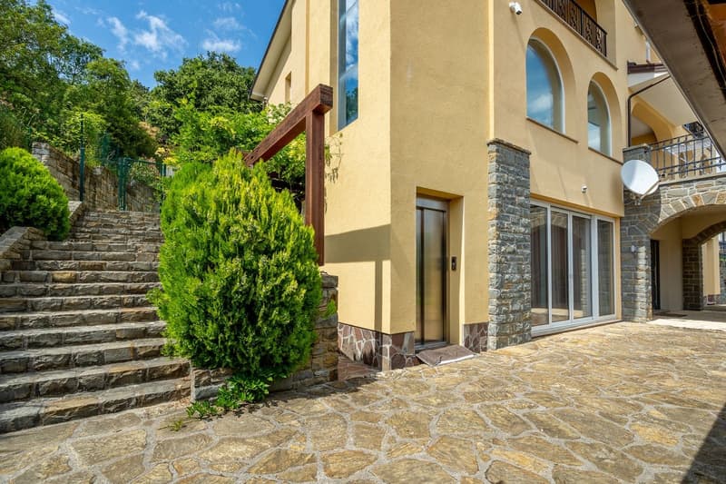 Villa panoramique prestigieuse avec de grands espaces et vue sur la mer (37)