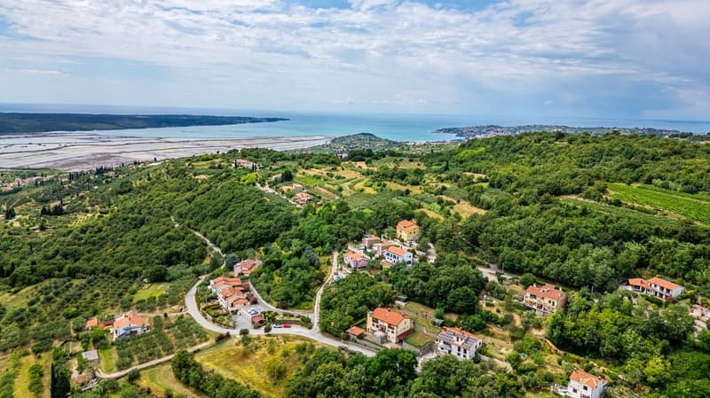 Villa panoramique prestigieuse avec de grands espaces et vue sur la mer (2)