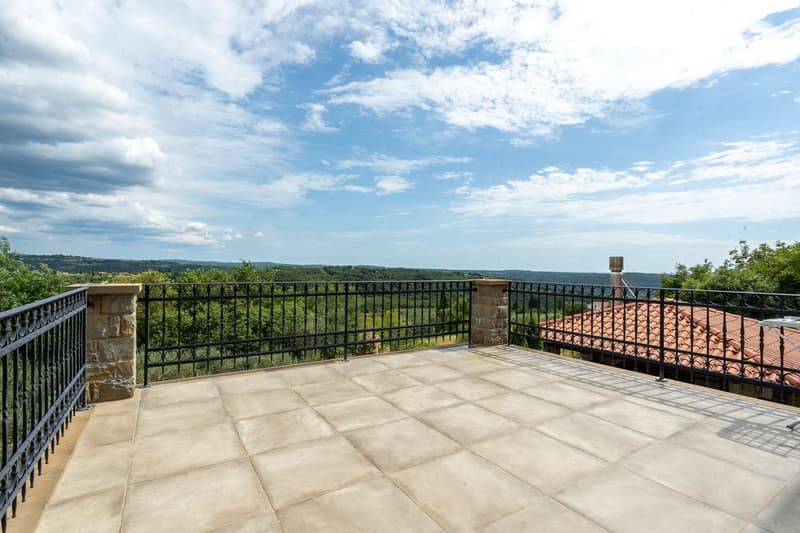 Villa panoramique prestigieuse avec de grands espaces et vue sur la mer (41)