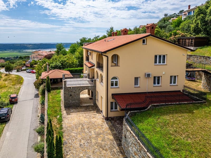 Villa panoramique prestigieuse avec de grands espaces et vue sur la mer (43)