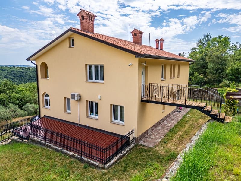Villa panoramique prestigieuse avec de grands espaces et vue sur la mer (3)
