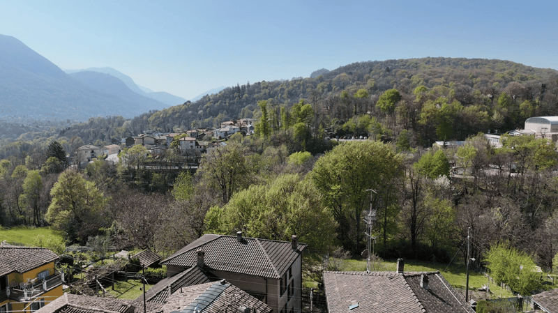 Houses in a village with a view of the mountains