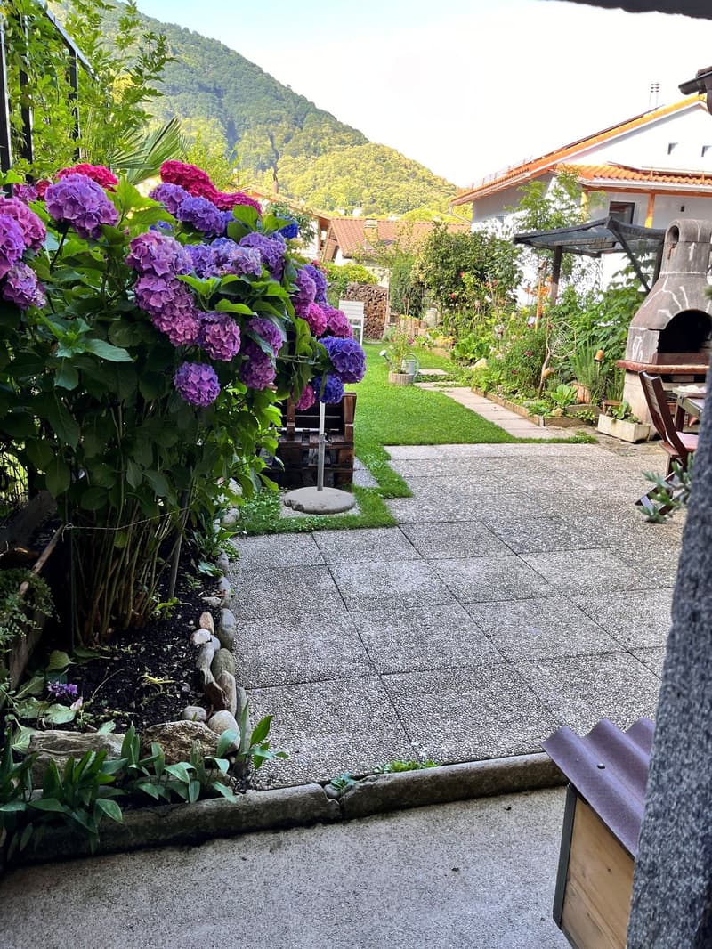 Casa ai margini del nucleo con giardino (2)