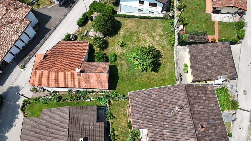 Bauland mit schöner Aussicht und sonnig, Haus zur Abbruch vorhanden (2)