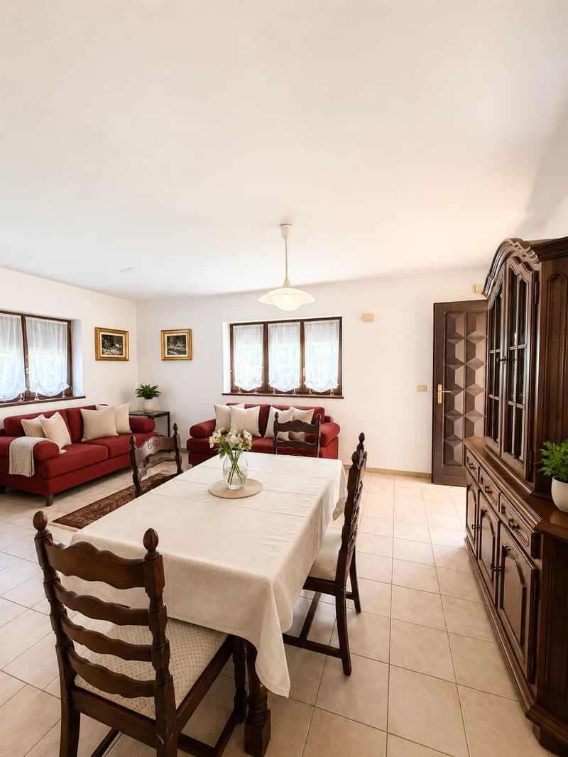 Casa unifamiliare con piscina e giardino (21)