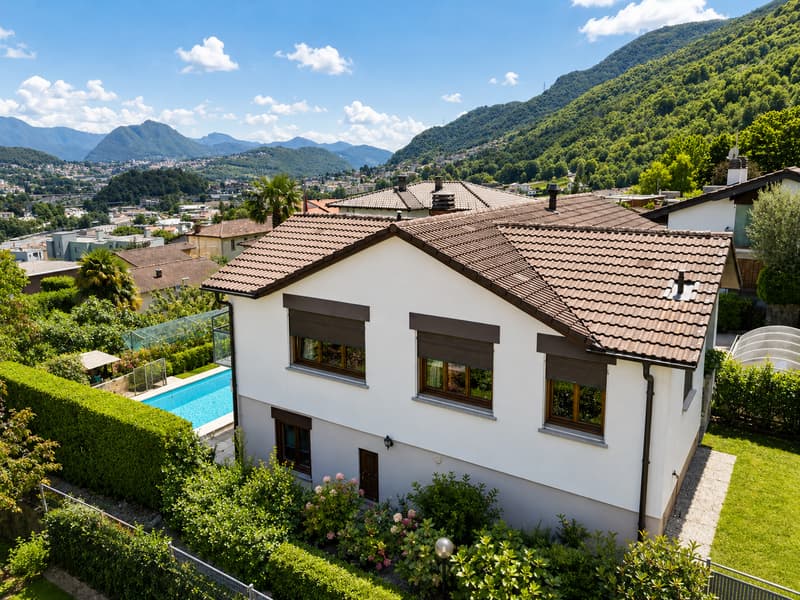 Casa unifamiliare con piscina e giardino (3)
