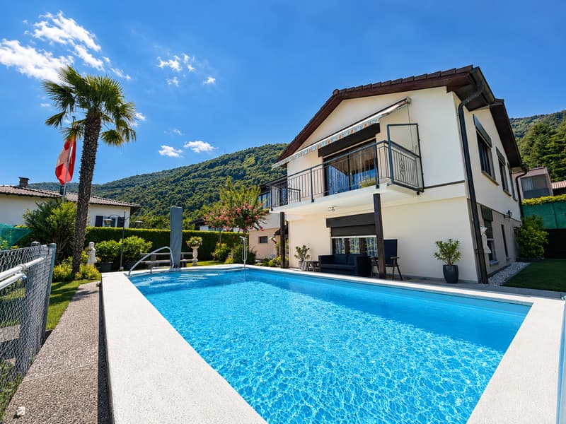 Casa unifamiliare con piscina e giardino (9)