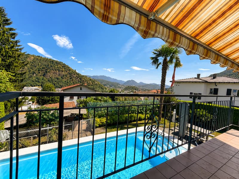 Casa unifamiliare con piscina e giardino (11)