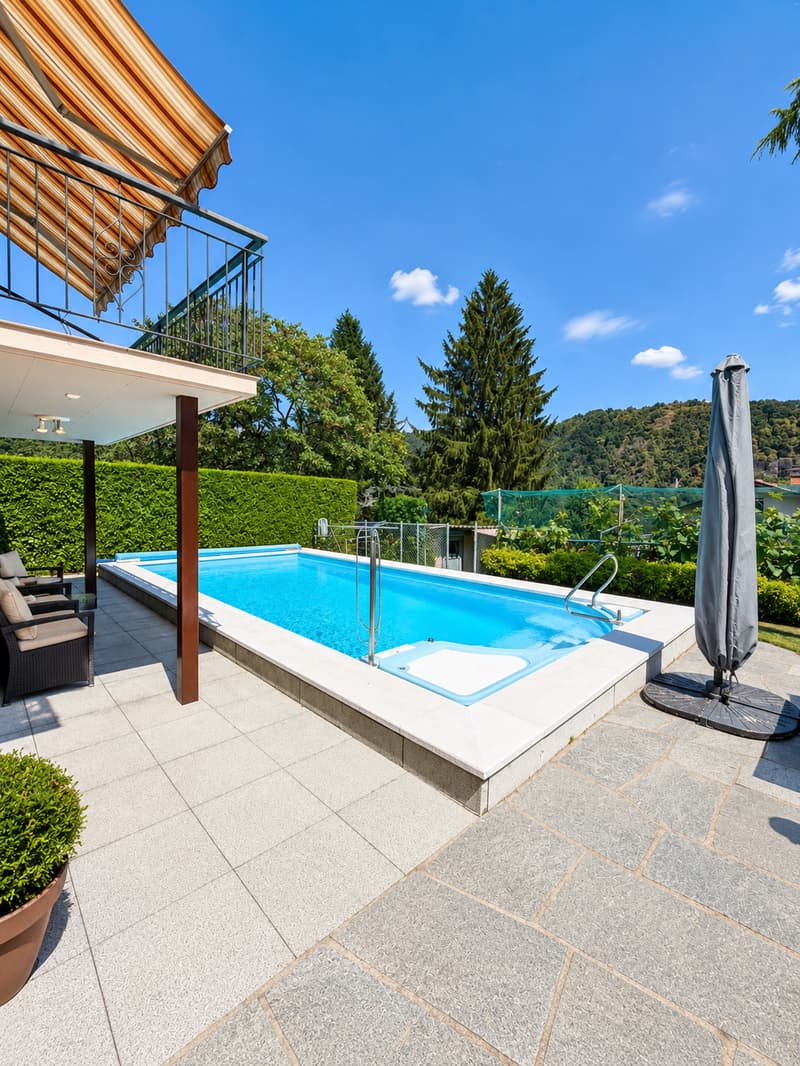 Casa unifamiliare con piscina e giardino (8)