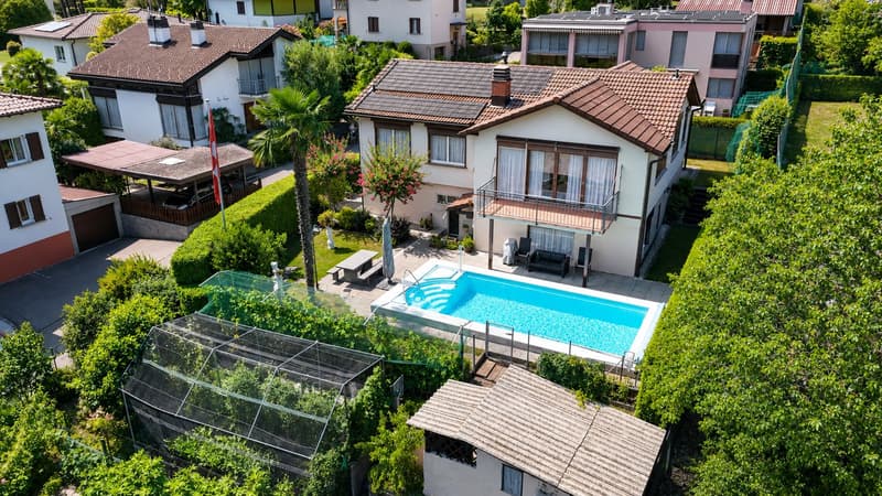 Casa unifamiliare con piscina e giardino (1)