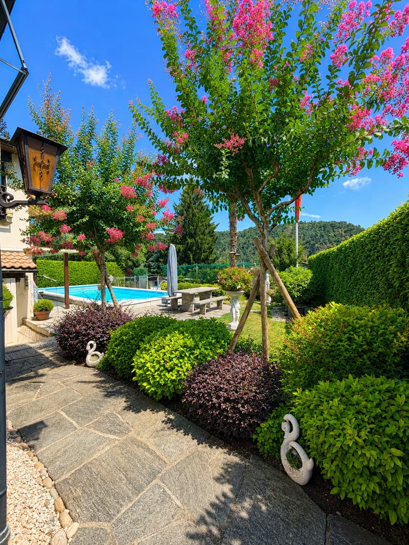 Casa unifamiliare con piscina e giardino (7)