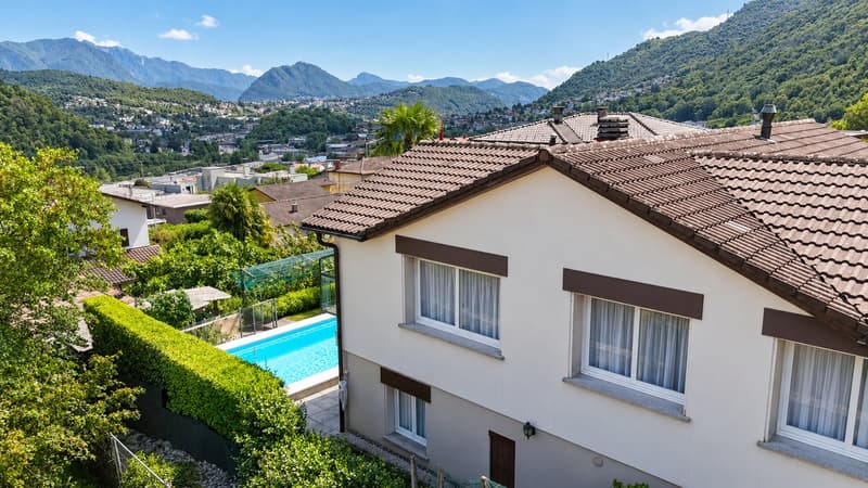 Casa unifamiliare con piscina e giardino (5)