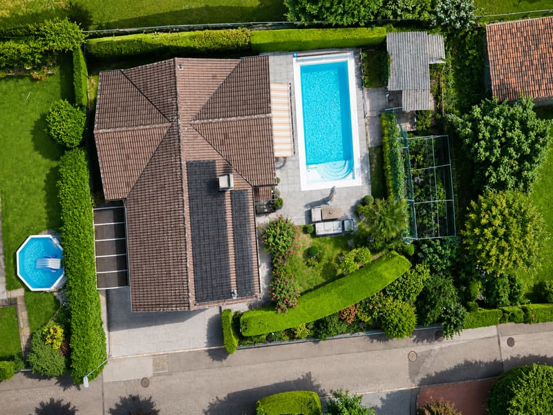 Casa unifamiliare con piscina e giardino (4)