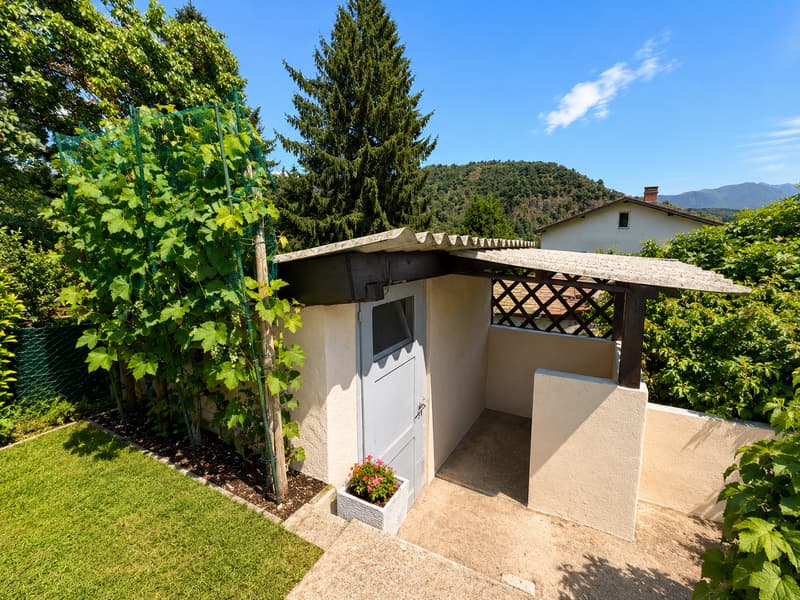 Casa unifamiliare con piscina e giardino (12)