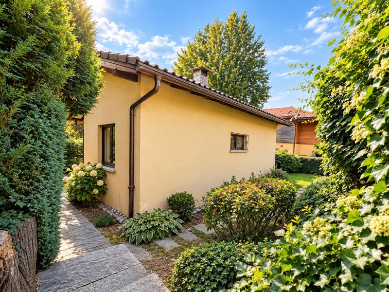 Casa unifamiliare con spazioso giardino pianeggiante (3)