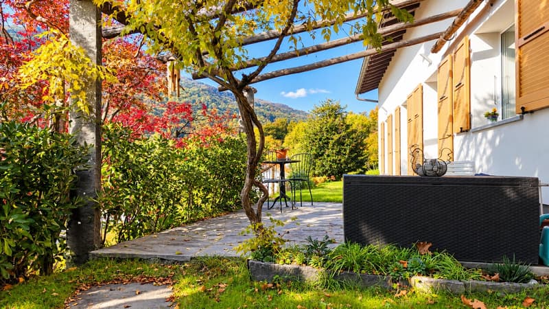 Casa soleggiata con ampio giardino e vista aperta (10)