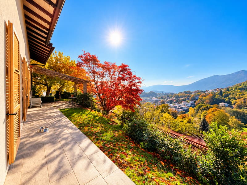 Casa soleggiata con ampio giardino e vista aperta (1)