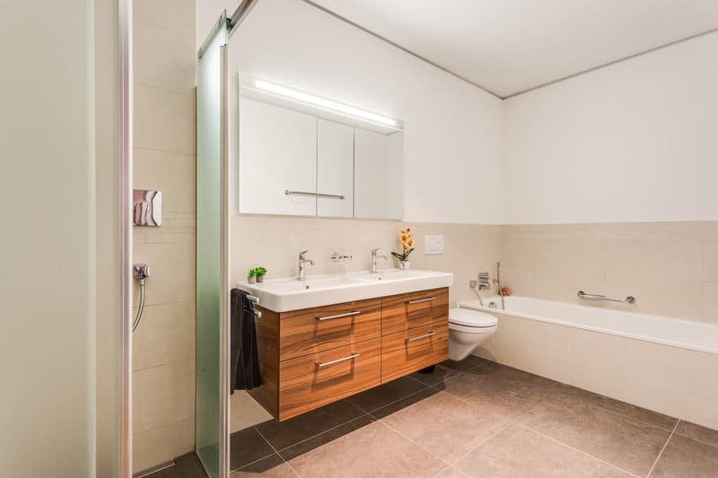 Zweite Nasszelle: Dusche / Badewanne / Doppellavabo / WC