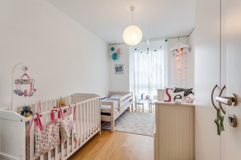 Kinderzimmer mit pratischen Einbauschränken