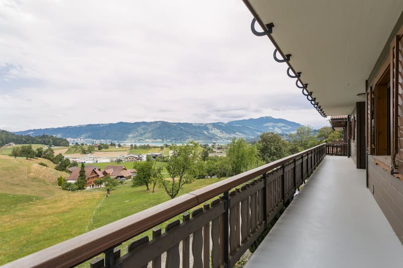 Weitläufiger Balkon auf 3 Seiten der Wohnung und von überall Seeblick...