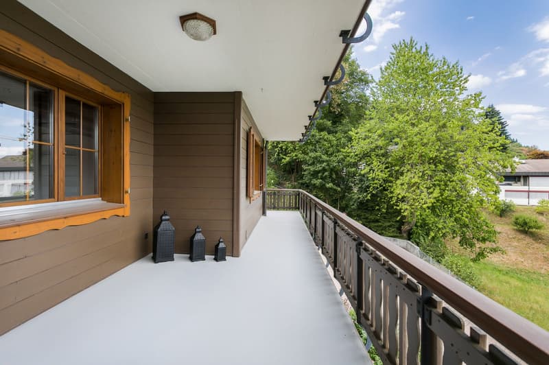 ...mit Ausgang zum Balkon...
