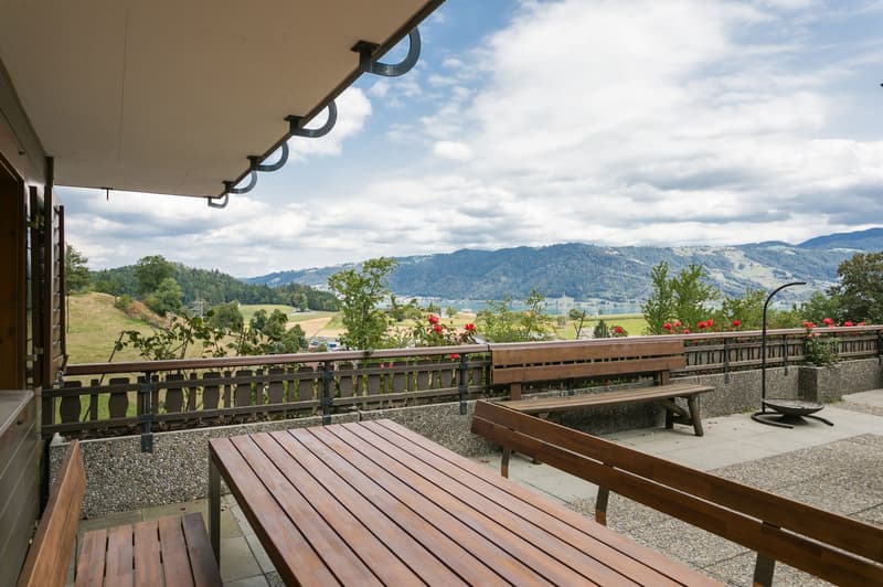 Bereits von hier geniesst man die Sicht auf See und Berge...