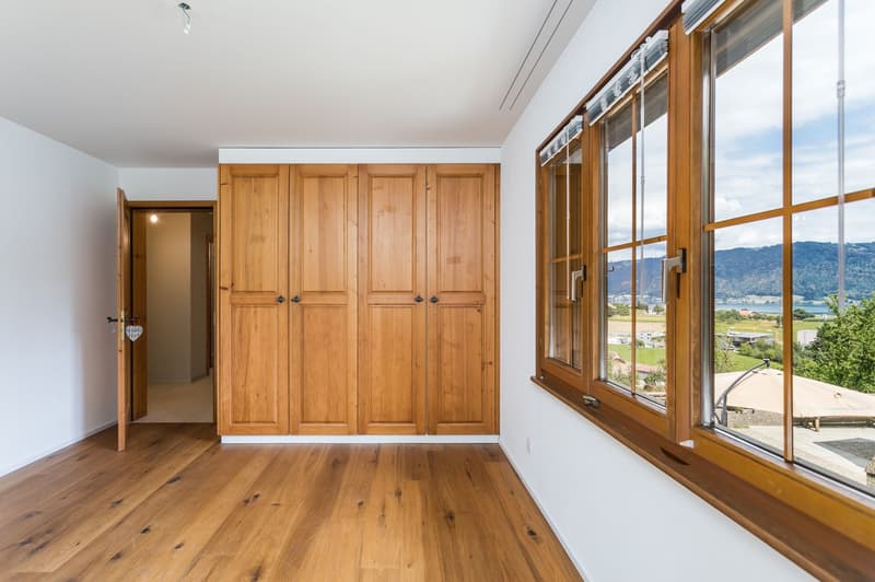 ...mit Seesicht und praktischem 4-türigem Einbauschrank...
