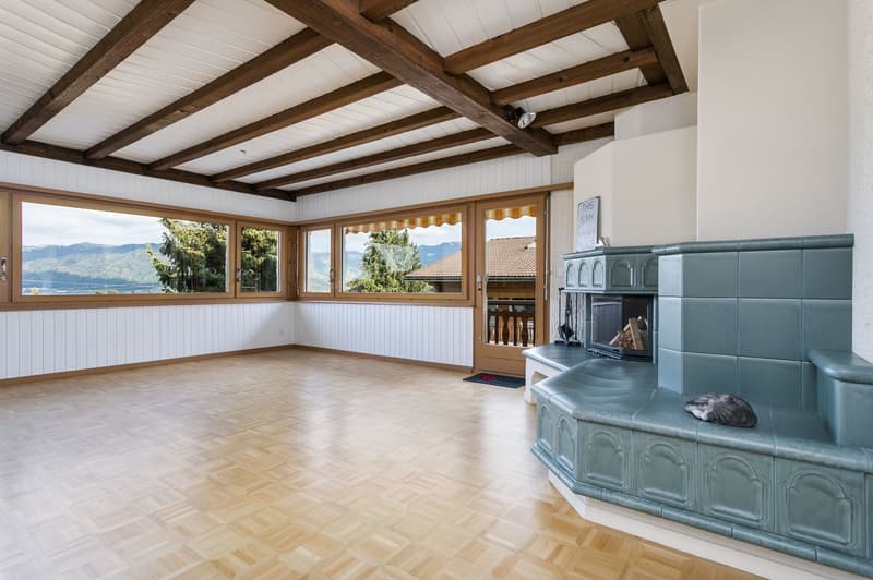 Grosszügig konzipiertes Wohnzimmer mit heimeligem Cheminéeofen und Ausgang zum Sonnenbalkon...