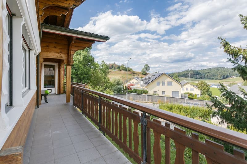 Weitläufiger Balkon von Küche und Wohnzimmer aus zugänglich...