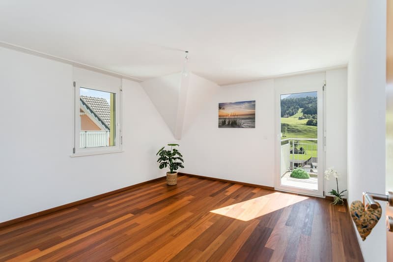 Helles Zimmer 1 (15m2) mit Ausgang zum Südwest-Sonnenbalkon...