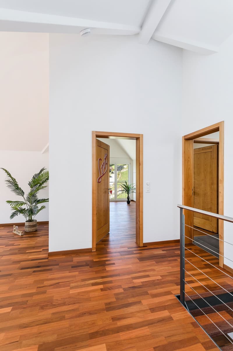Hier sind die Räume bis zu 3.70m hoch... (hier Blick zum Elternschlafzimmer)