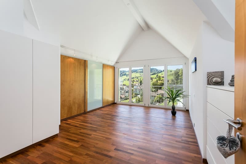 19.25m2 grosses Elternschlafzimmer mit praktischen Einbauschränken und Stauraum/Estrichraum hinter der rechten Wand...