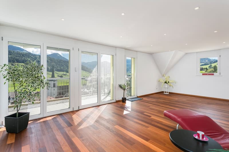 Egal wo Sie sich im Wohn-/Esszimmer befinden, von überall geniessen Sie diesen herrlichen Blick ins Grüne - das ist Lebensqualität!