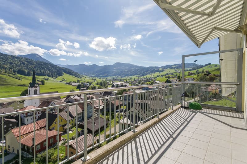 Der grosse Südwest-Balkon bietet einen traumhaften Rundumblick über das ganze Dorf und in die Berge...