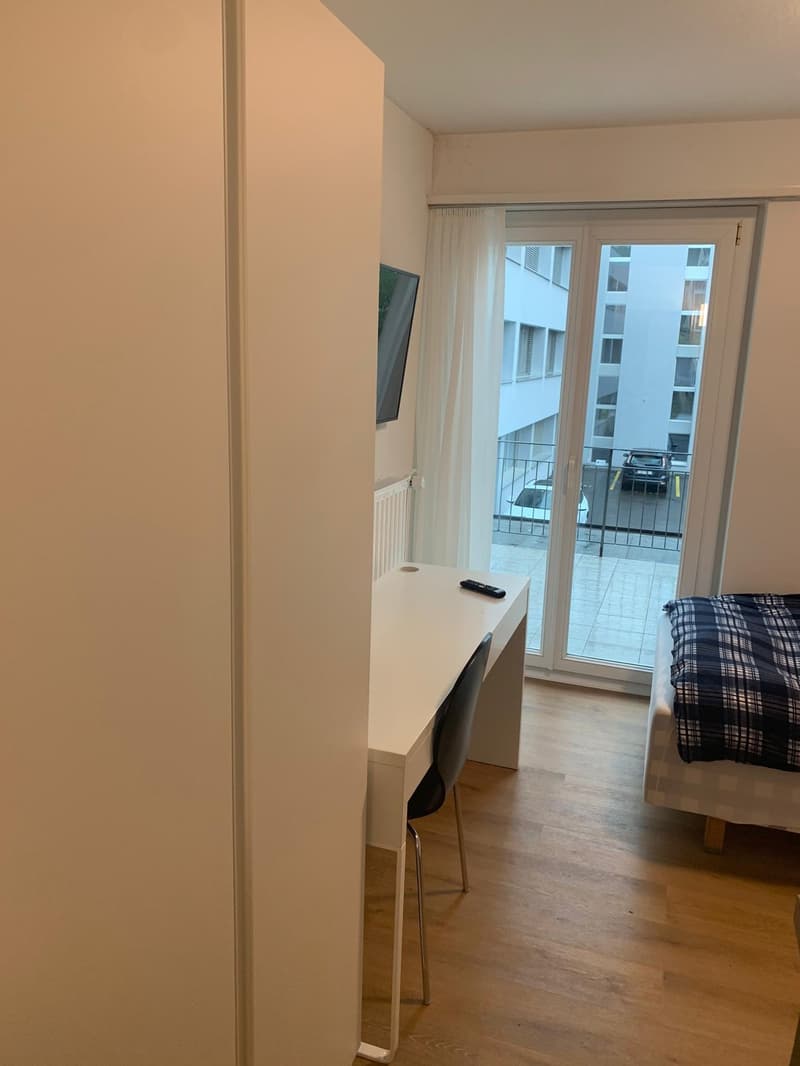 Studio meublé avec balcon à un emplacement optimal à Zug (3)