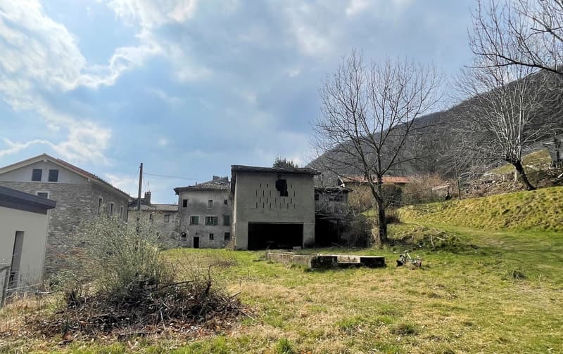 Terrain constructible de 1300 m² immergé dans la nature (4)
