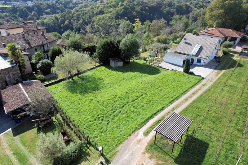 Buildable land R3 in a very quiet area, just 9 km from Lugano (2)