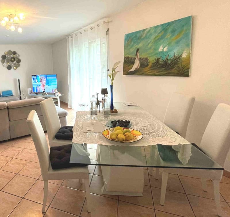 dining table, four chairs, fruit plate, decorative table runner, lamp, wall painting