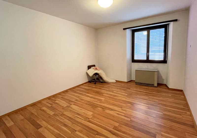 empty room, wooden floor, white walls, white ceiling, window, desk
