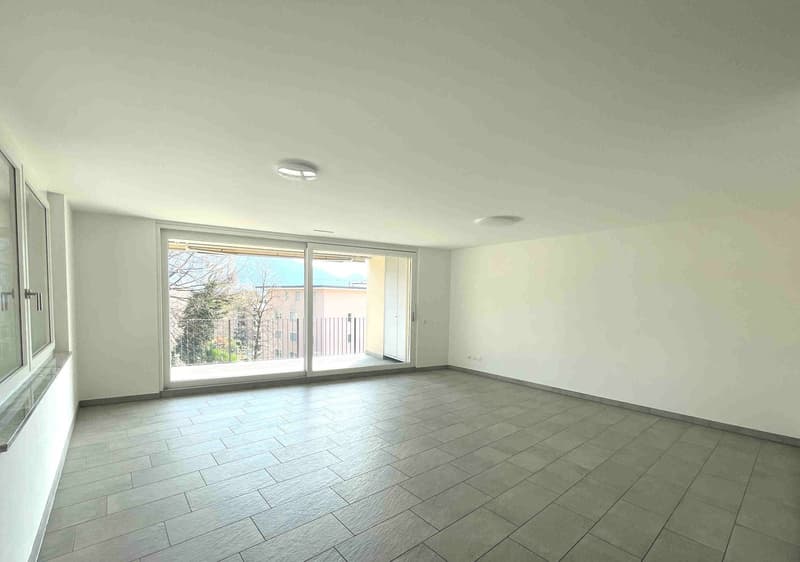 empty room, large windows, balcony, tiled floor