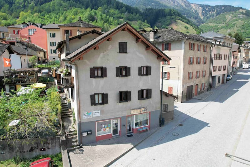 Grande maison de style alpin dans un emplacement commode et stratégique (3)