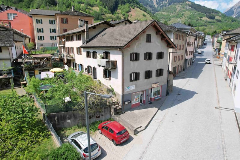 Grande maison de style alpin dans un emplacement commode et stratégique (2)