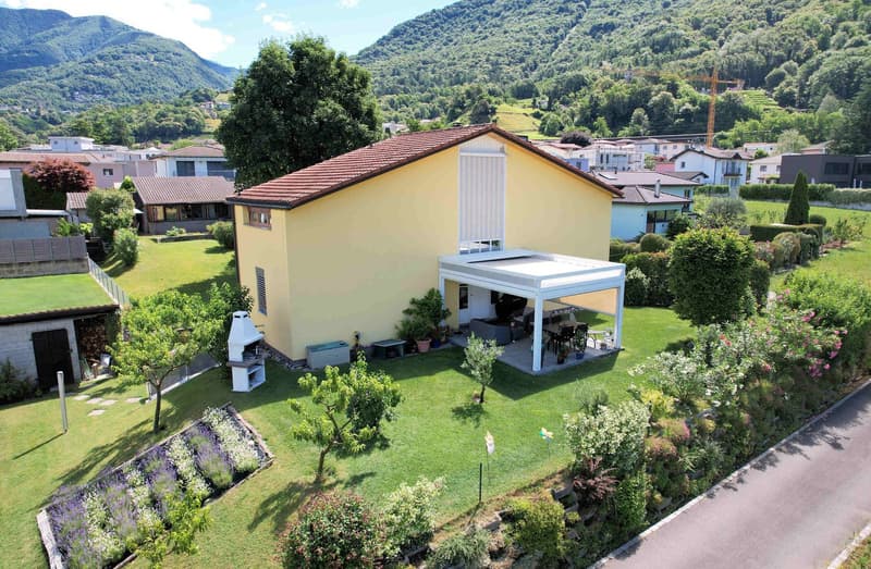 House with large, well-maintained garden in quiet and sunny area (1)