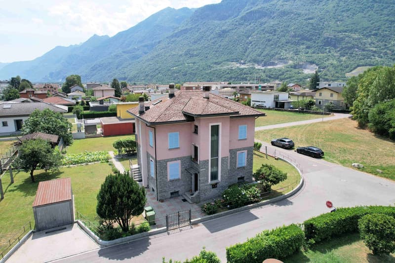 Two-family house with large buildable land in residential area (4)