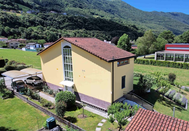 Casa con ampio giardino ben curato in zona tranquilla e soleggiata (2)